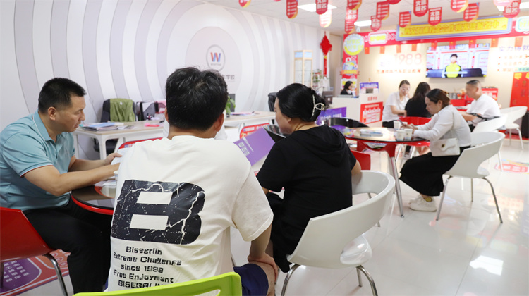 西安中考出分！西安万通报名现场持续升温……