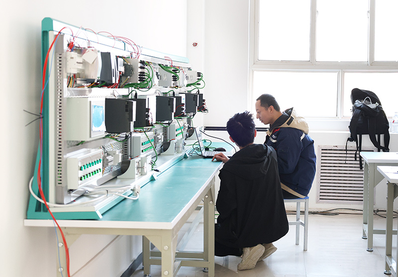 电工PLC技术好学吗？初高中毕业生学电工PLC技术前景如何？