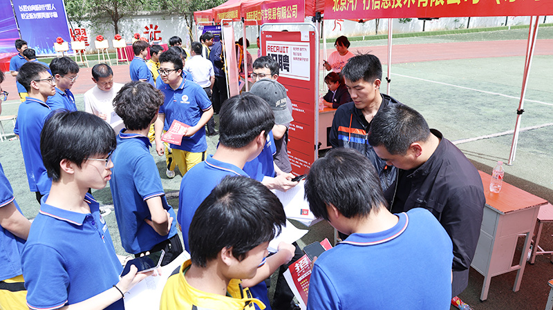 2025我校大型校企合作签约暨校园招聘会27