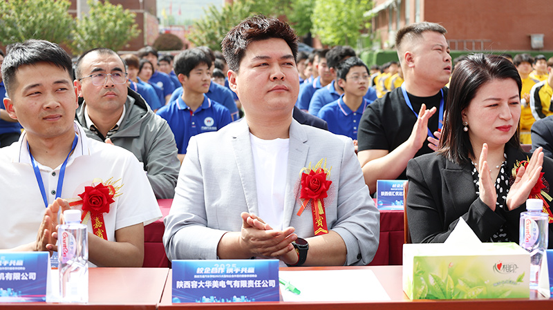 2025我校大型校企合作签约暨校园招聘会12