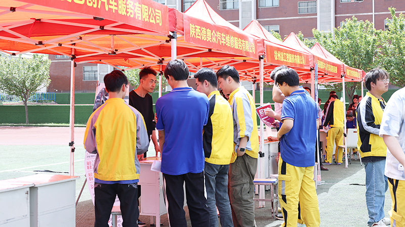 2025我校大型校企合作签约暨校园招聘会30