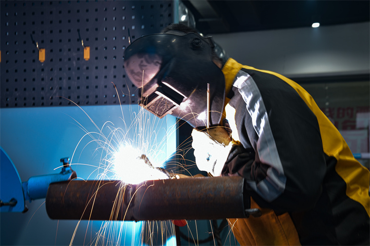 学焊接选对学校是关键！短期学习，耗材不限，快速入行就选万通