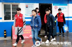 “红马甲”志愿者把温暖送至每位新同学心中