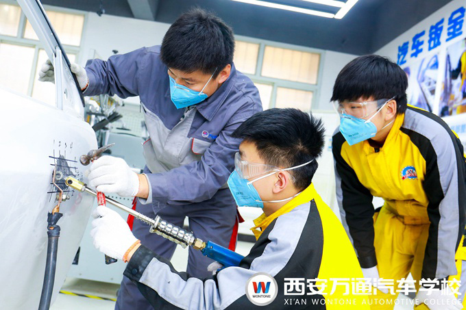 西安万通汽车学校钣金修复实训教学