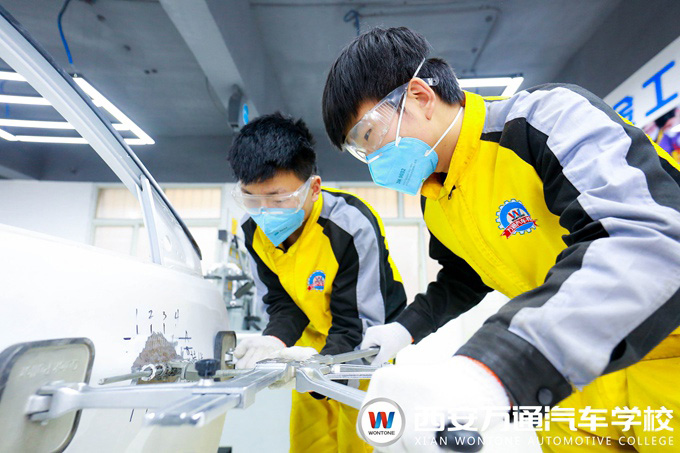 西安万通汽车学校钣金修复实训教学
