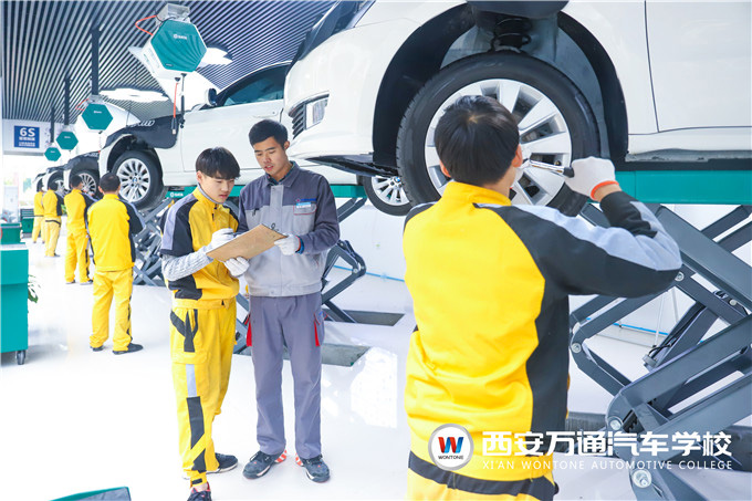 行车路上，汽车轮胎卡进石子怎么办？