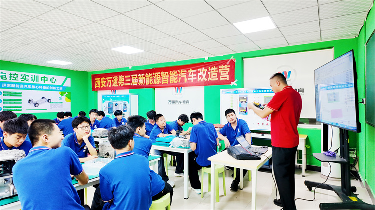 热度再燃：西安万通智能小车训练营第二期火热开课